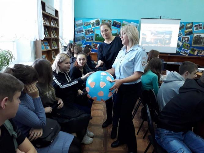 Краш-курс «Жить! Жить! Жить!» прошел в Пугачеве в преддверии Всемирного дня памяти жертв ДТП