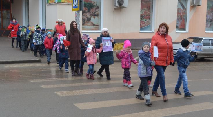 В городе Октябрьском полицейские совместно с отрядом ЮИД провели акцию «Пешеход на переход!»