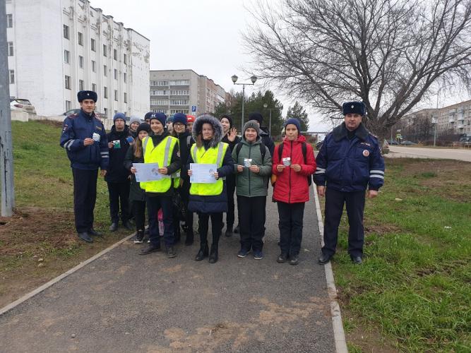 В г. Козьмодемьянске автоинспекторы совместно со школьниками провели акцию «Засветись!»
