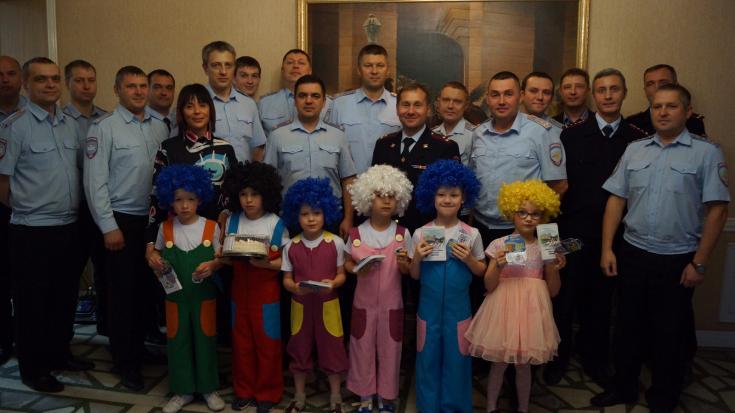 Воспитанники детского дома поздравили Госавтоинспекторов с Днем сотрудника полиции
