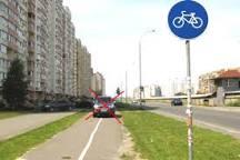 Новая парковая зона с огороженной велодорожкой