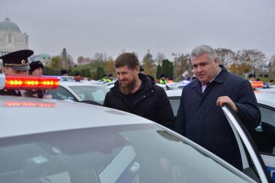 Рамзан Кадыров и Михаил Черников вручили ключи от новых патрульных автомобилей сотрудникам Госавтоинспекции Чеченcкой Республики