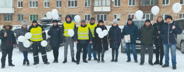 В Ачинске Госавтоинспекторы, общественники и духовенство провели акцию «Свеча памяти»