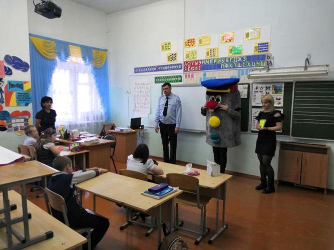 В Чебаркуле сотрудники полиции приняли участие в школьном мероприятии «Посвящение в пешеходы»