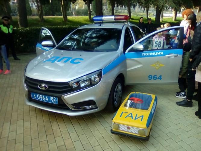 Для маленьких автолюбителей из Алушты полицейские провели акцию «Дети без ДТП»