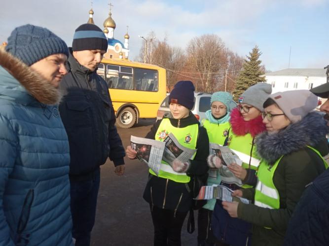 Полицейские вместе с юными инспекторами движения провели ряд мероприятий, посвященных Всемирному дню памяти жертв ДТП
