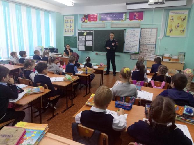 Лекции по безопасности дорожного движения в школах города.