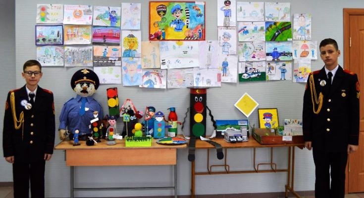 В Минусинске открылись несколько выставок детских рисунков «Знать правила дорожного движения должен каждый!»