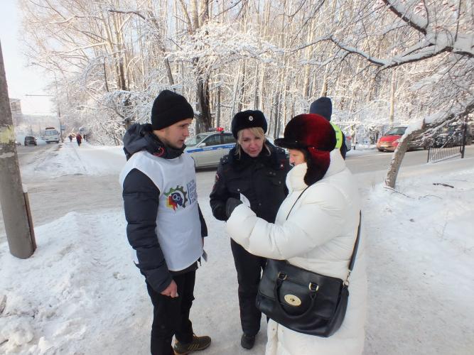 В городе Томске волонтеры поддерживают инспекторов ГИБДД в работе по пропаганде безопасности дорожного движения