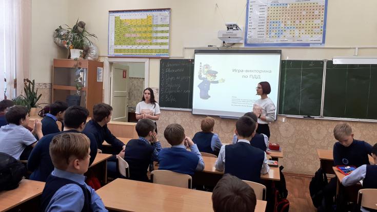 Томские студенты-волонтёры и автоинспекторы провели в образовательных учреждениях областного центра викторину «Поступай правильно – соблюдай Правила!»