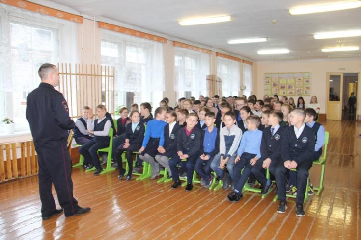 В Параньгинском районе сотрудники ГИБДД рассказали школьникам о правилах безопасности на дороге