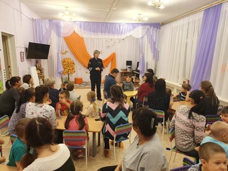 Сотрудники Госавтоинспекции города Апатиты провели для дошкольников акцию «Засветись!»