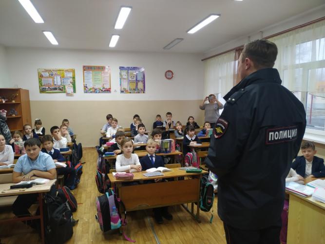 В симферопольских школах сотрудники ГИБДД проводят «Единые уроки безопасности дорожного движения»