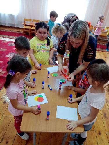 В Бичурском районе автоинспекторы рассказали дошкольникам о регулировщике дорог - светофоре