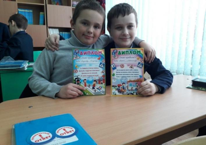 В Новозыбкове школьникам выдали дипломы знатоков ПДД
