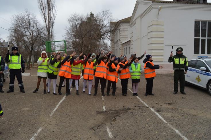 По какому поводу камышинские школьники танцевали в оранжевых жилетах