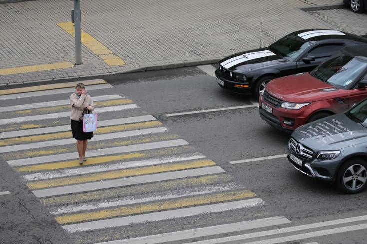 Как пешеход должен переходить дорогу по "зебре"?