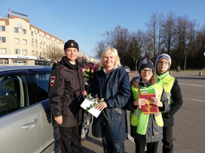 В Великом Новгороде участницы дорожного двВ Великом Новгороде участницы дорожного движения получают поздравления в преддверии Дня материижения получают поздравления в преддверии Дня матери