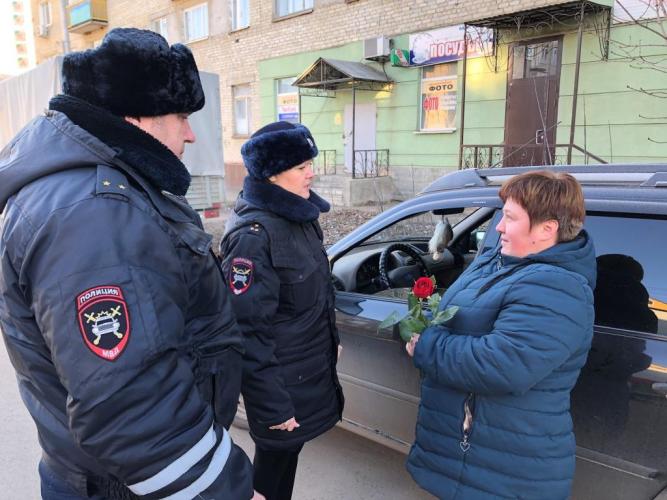 Сотрудники Госавтоинспекции Саратовской области продолжают поздравлять женщин с наступающим Днем матери