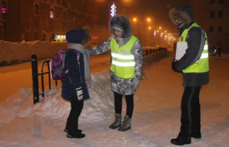 В Норильске родители проверяют наличие световозвращателей у школьников