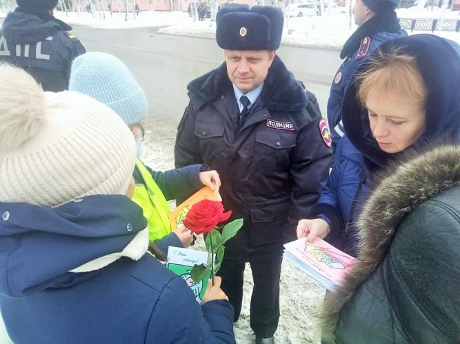 Автоледи в Югре приняли поздравления от Госавтоинспекторов и ЮИДовцев с Днем матери