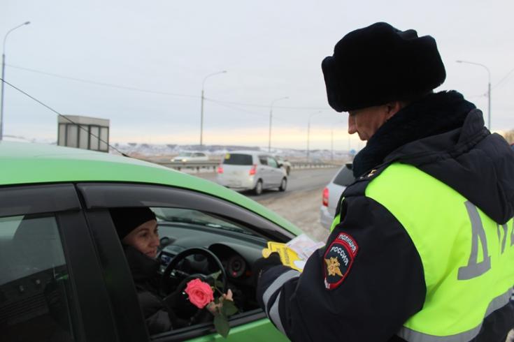 В Емельяновском районе госавтоинспекторы поздравили автоледи с Днем матери