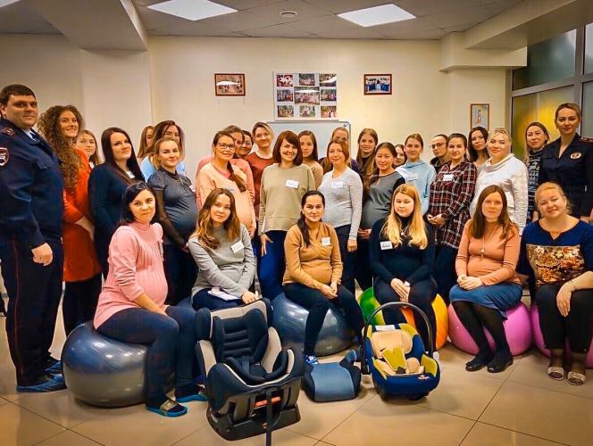 В Иркутске сотрудники ГИБДД рассказали будущим мамам об автокреслах и бустерах