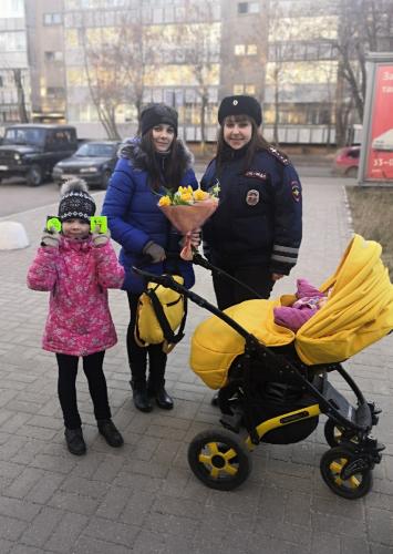 Сотрудники ГИБДД поздравили череповчанок в преддверии международного «Дня матери»