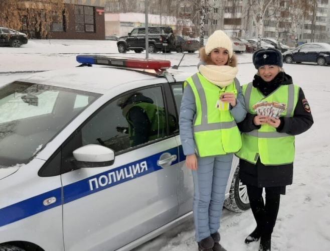 Сотрудники ГИБДД поздравили омичек с Днем матери