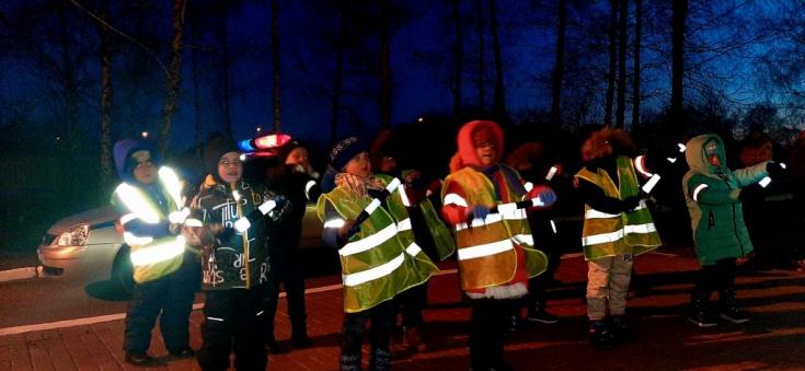 В Белгородской области юные пешеходы показали пользу яркой экипировки световозвращающим флешмобом