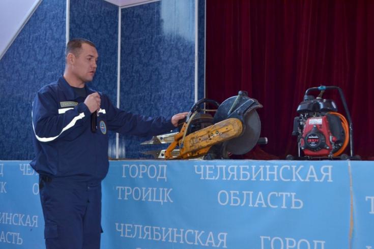 В Троицке сотрудники ГИБДД провели «Краш-курс» для студентов Южно-Уральского государственного аграрного университета
