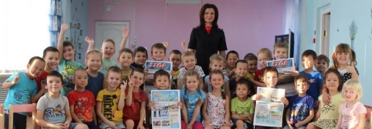 Госавтоинспекторы Хакасии учат маленьких пешеходов безопасности
