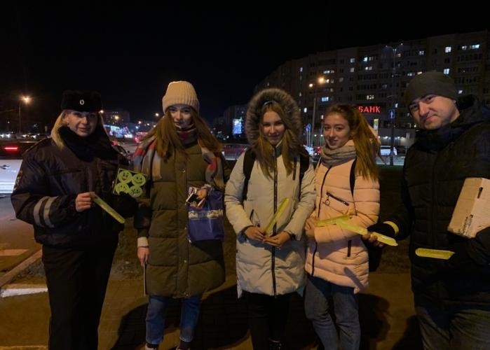 В наукограде сотрудники Госавтоинспекции помогают пешеходам сделать их путь безопасным