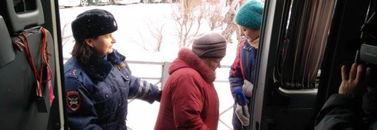 Новосибирские автоинспекторы проводят с участниками дорожного движения «мобильные» инструктажи по безопасности