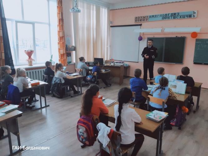 В целях предупреждения и снижения детского дорожно-транспортного травматизма на территории Богдановичского района, продолжаем посещать образовательные организации с беседами по безопасности дорожного движения.