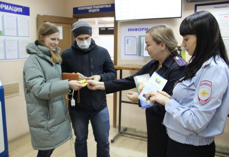 В Верхней Пышме сотрудники Госавтоинспекции поздравили водителей с Днем народного единства и призвали быть взаимовежливыми на дороге ​