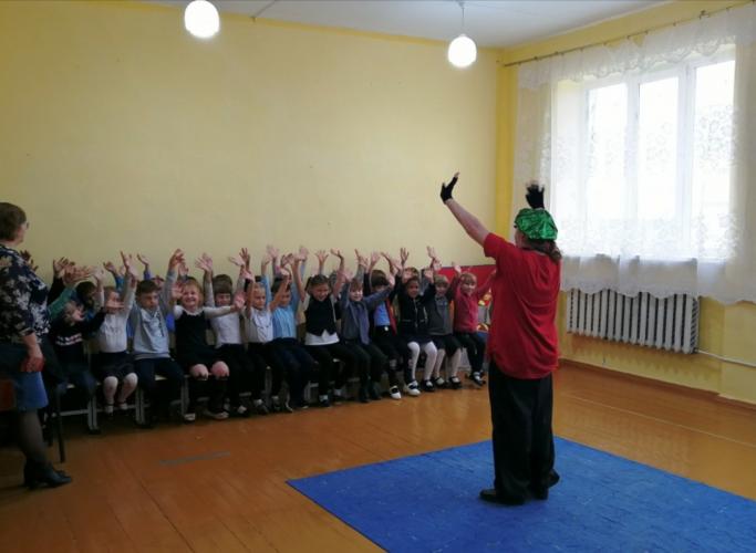 Сотрудники Алапаевского отделения #ГИБДД совместно с коллективом Дома детского творчества провели акцию «Посвящение в пешеходы»