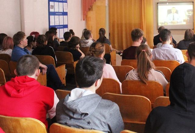 В Шарыпово руководитель Госавтоинспекции совместно со студентами обсудил вопросы безопасности на дорогах