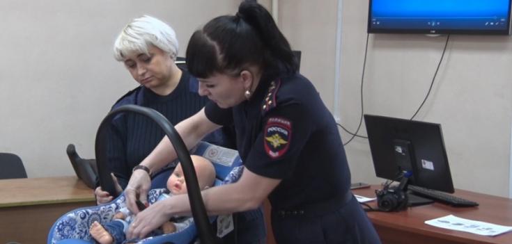 В Перинатальном центре Республики Алтай автоинспекторы и представители общественности провели занятие по правилам перевозки детей в автомобиле