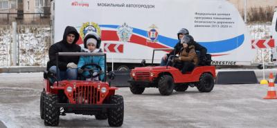 Более ста кировских школьников проверили знания правил дорожного движения при помощи передвижного автомобильного комплекса