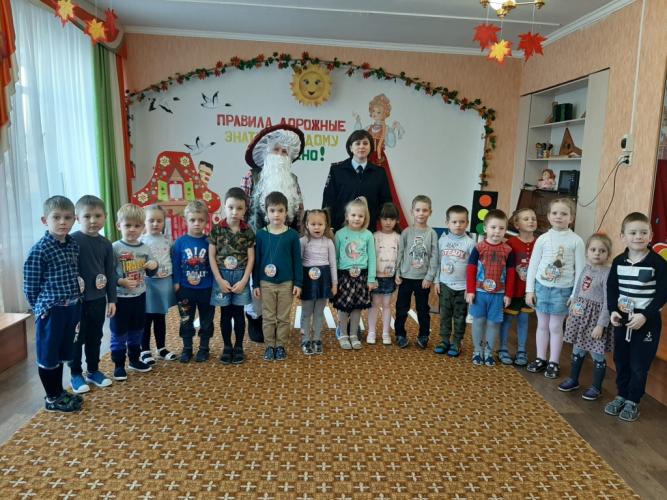 О правилах дорожной безопасности брянским дошкольникам рассказали сказочные персонажи