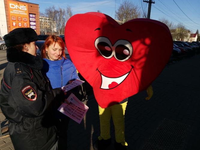 Вручая памятки по дорожной безопасности, автоинспекторы напоминают брянским пешеходам о необходимости безопасного поведения на дорогах
