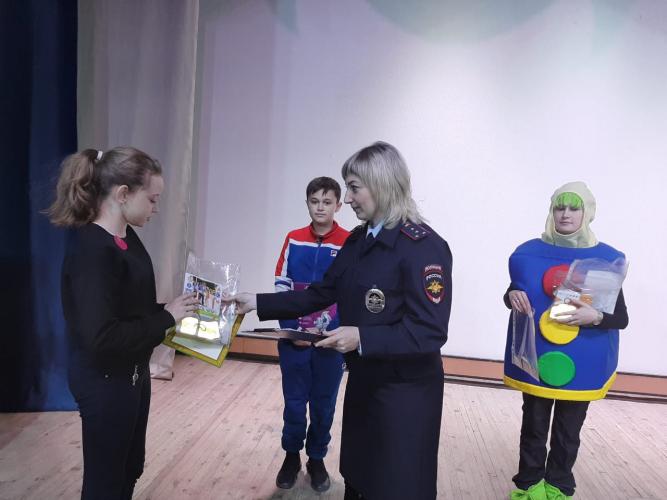 Сотрудники Госавтоинспекции Омской области  на базе Центра культуры, спорта, развлечений «Береговой» с учащимися школы № 160 провели профилактическое мероприятие «Волшебное колесо»
