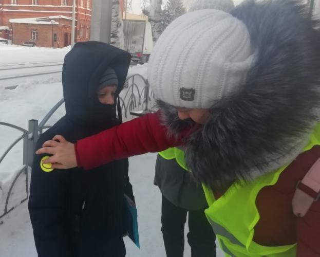Енисейские госавтоинспекторы и волонтеры провели акцию «Внимательный пешеход»