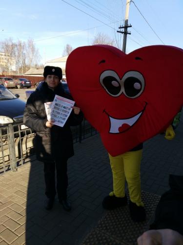 Вручая памятки по дорожной безопасности, автоинспекторы напоминают брянским пешеходам о необходимости безопасного поведения на дорогах