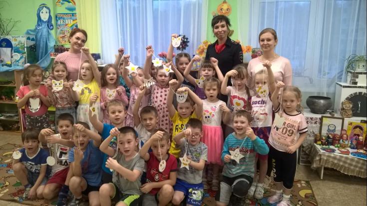 Сотрудники ГИБДД напомнили дошколятам Верхнепышминского детского сада № 9 о ПДД и провели «мастер-класс» по изготовлению световозвращающих элементов