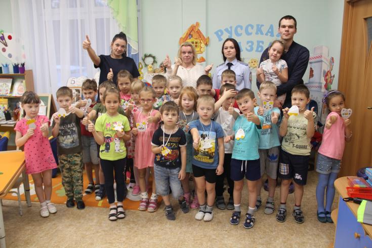 Сотрудники ГИБДД провели для дошколят детского сада № 9 Верхней Пышмы «мастер-класс» по изготовлению световозвращающих элементов