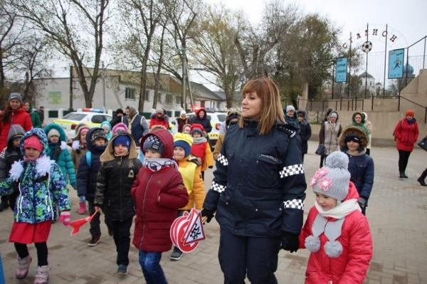 В КОПЧАКЕ ПОЛИЦЕЙСКИЕ ПОКАЗАЛИ ДЕТЯМ, КАК СЛЕДУЕТ СОБЛЮДАТЬ ПДД
