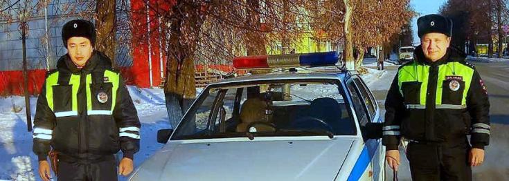 В Зауралье инспекторы ДПС оказали помощь женщинам и ребенку, замерзающим на дороге.