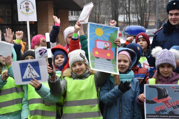 В Новой Москве сотрудники Госавтоинспекции совместно с «Родительским патрулем» и отрядом ЮИД провели профилактическое мероприятие